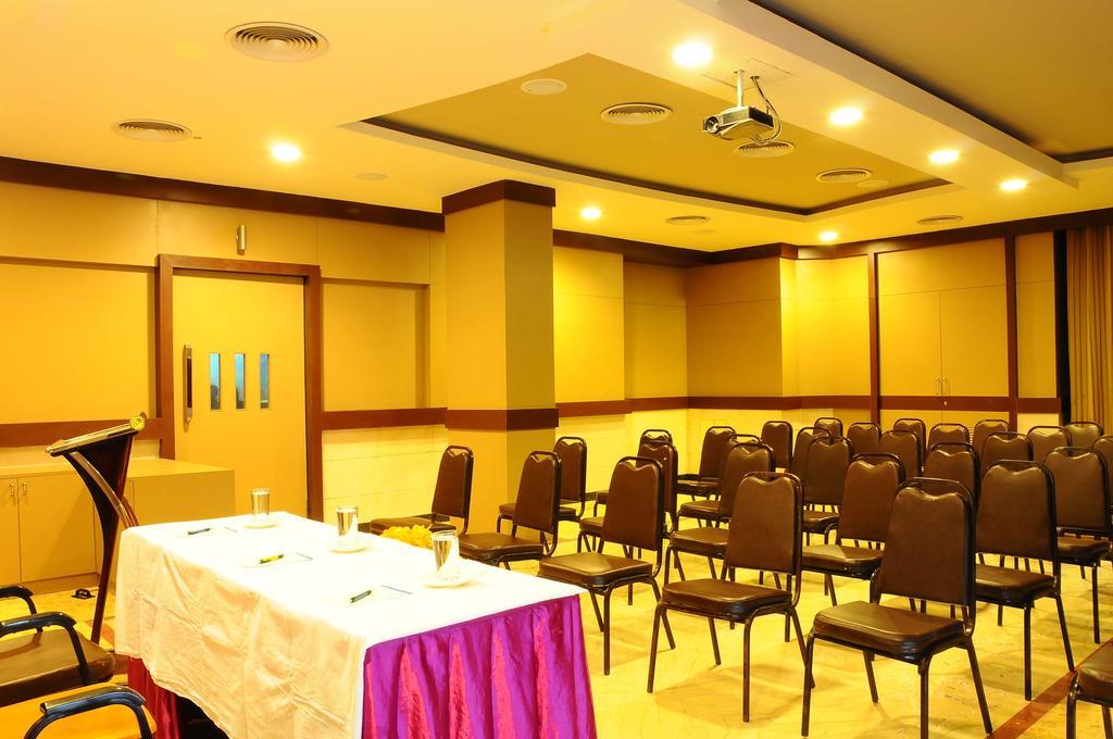 Femina Hotel Tiruchirappalli Экстерьер фото