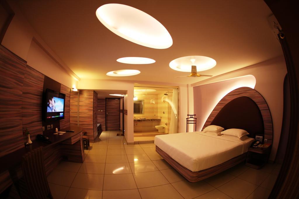 Femina Hotel Tiruchirappalli Экстерьер фото